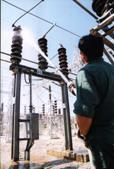 Με την ανάπτυξη του δικτύου των 150kV στην δεκαετία του 70, καταγράφηκαν και οι πρώτες υπερπηδήσεις λόγω ρύπανσης σε γραμμές μεταφοράς στην ανατολική πλευρά του νησιού [68, 69] με την ρύπανση να