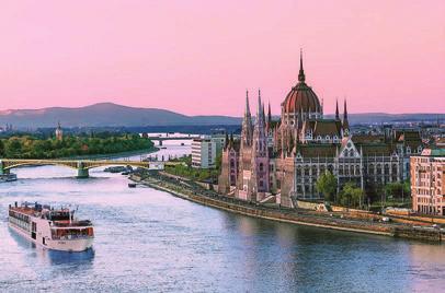 Η πόλη είναι κτισμένη στις δύο όχθες του ποταμού Δούναβη - η Βούδα απλώνεται στους λόφους της δυτικής όχθης, ενώ η σημαντικά μεγαλύτερη Πέστη εκτείνεται στην ανατολική όχθη.