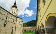 Όσοι επιθυμούν, μπορούν να συμμετάσχουν σε μια προαιρετική εκδρομή στην πόλη Τόπολα της κεντρικής Σερβίας με τον λόφο Όπλενακ και την εκκλησία του Αγίου Γεωργίου, καθώς και στο οχυρωμένο μεσαιωνικό