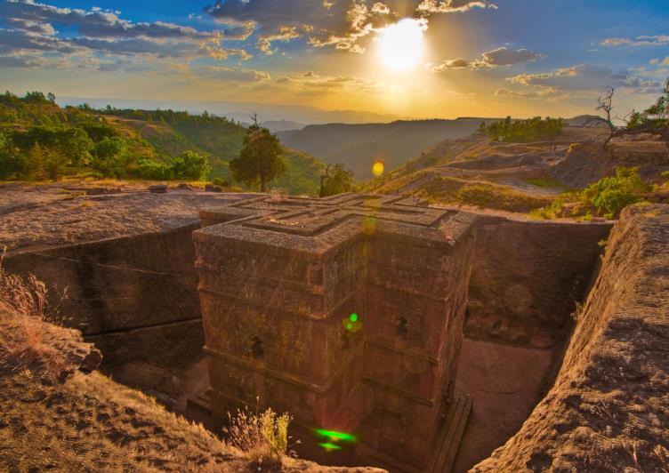ΛΑΛΙΜΠΕΛΑ, ο λόγος του Κυρίου λαξεμένος στο βράχο Στο βόρειο τμήμα της Αιθιοπίας, στο μέσο των Αιθιοπικών υψιπέδων, βρίσκεται η μικρή πόλη Λαλιμπέλα, "σκαρφαλωμένη" σε υψόμετρο 2.