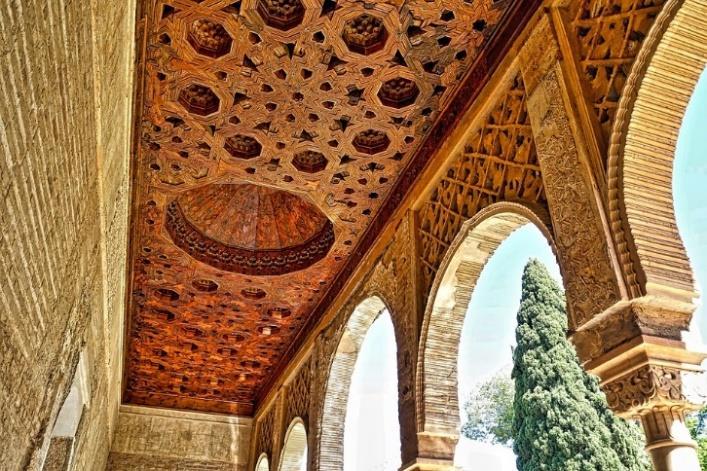 ανάκτορο της Αλάμπρα, ένα αριστούργημα ισλαμικής αρχιτεκτονικής του 14ου αιώνα με αφάνταστη λεπτομέρεια στη διακόσμηση, το οποίο έχει ανακηρυχθεί Κληρονομιά της Ανθρωπότητας από την Ουνέσκο.