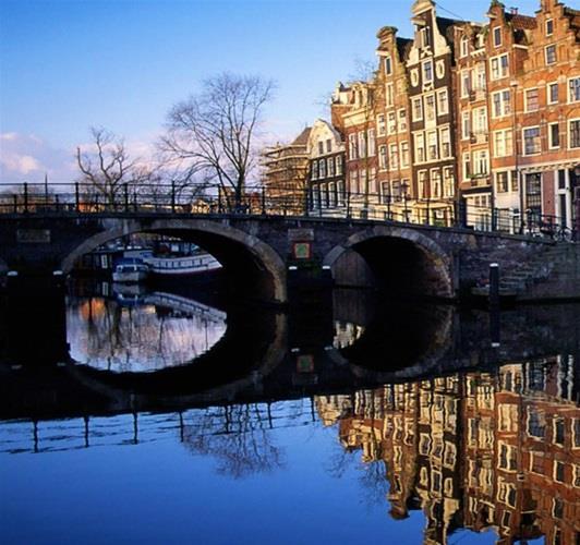 Η διαδρομή μας μεταφέρει στην υπέροχη και γεμάτη πράσινο ζώνη του Άμστερνταμ κατά μήκος του ποταμού Άμστελ με τις όμορφες παράκτιες κατοικίες.