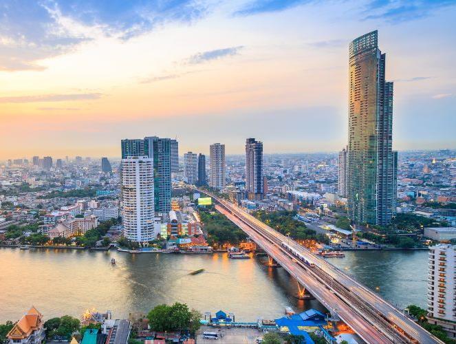Στη συνέχεια θα μεταβούμε στο Μάε Σάε, την περιοχή των χερσαίων συνόρων της Ταϊλάνδης με τη Βιρμανία, όπου καθημερινά λειτουργεί μια μεγάλη αγορά με κάθε λογής αγαθά. Επιστροφή στο ξενοδοχείο μας.