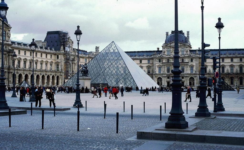 Grand Louvre, Παρίσι, 1983-1993 Θα μπορούσε να ισχυριστεί κανείς ότι το ιδίωμα του Pei -ανάμεσα στην εμμονή της γεωμετρίας του τριγώνου και της υπερδιαστασιολόγησης της κτιριακής κλίμακας-