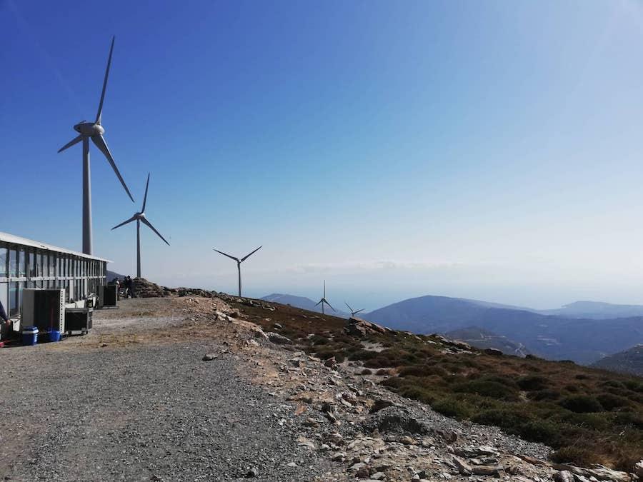 Είναι δε το δεύτερο αιολικό πάρκο στη χώρα -το πρώτο είναι το Α.Π. της ΤΕΡΝΑ στη νησίδα του Αη Γιώργη στον Σαρωνικό- που θα διασυνδέεται με το ΕΣΜΗΕ με δικό του υποβρύχιο καλώδιο.