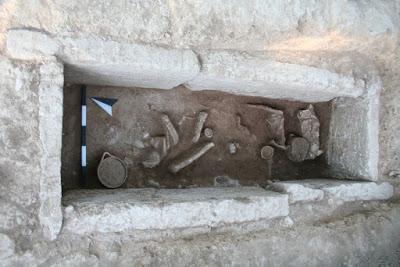 Οι τάφοι, απλοί λακκοειδείς και κιβωτιόσχημοι τοποθετημένοι σε ορύγματα λαξευμένα στο φυσικό βράχο, φέρουν κάλυψη είτε από ορθογώνιες λίθινες πλάκες είτε από κεράμους.