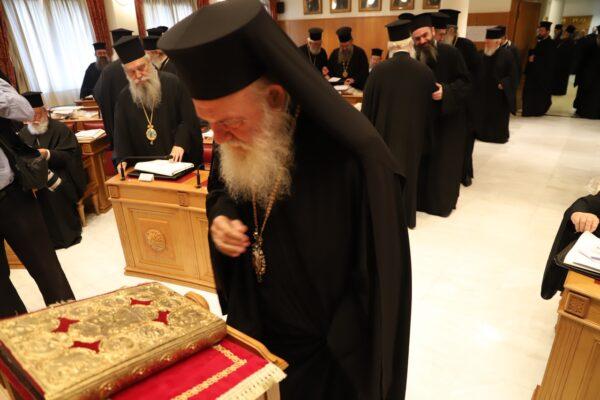 Σύμφωνα με το πρόγραμμα, σήμερα το πρωί ετελέσθη Αρχιερατική Θεία Λειτουργία στο Συνοδικό Παρεκκλήσιο των Παμμεγίστων Ταξιαρχών, Καθολικό της Ιεράς Μονής Ασωμάτων Πετράκη, υπό του νεωτέρου τη τάξει