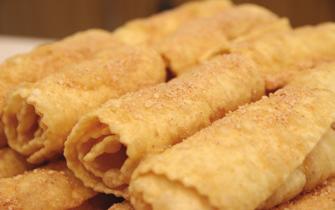 γεύση. Τα λαλάγγια είναι τραγανές τηγανιτές λωρίδες από ζύμη που φτιάχνονται με λάδι, αλεύρι και αβγό και συνδυάζονται θαυμάσια με αλμυρό τυρί.