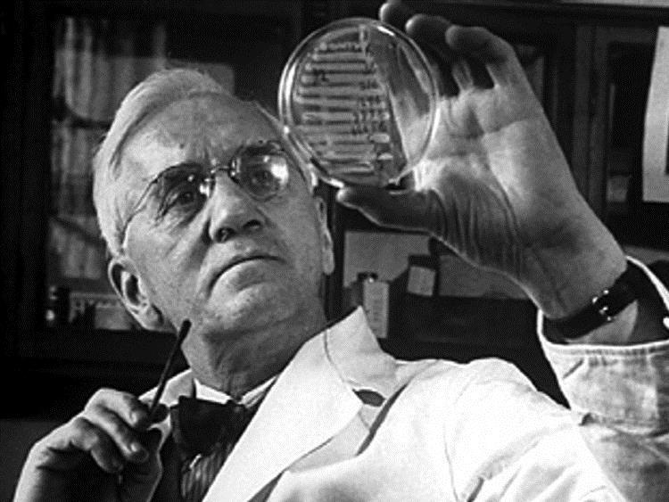 1928: Ο Alexander Fleming ανακαλύπτει το πρώτο αντιβιοτικό.