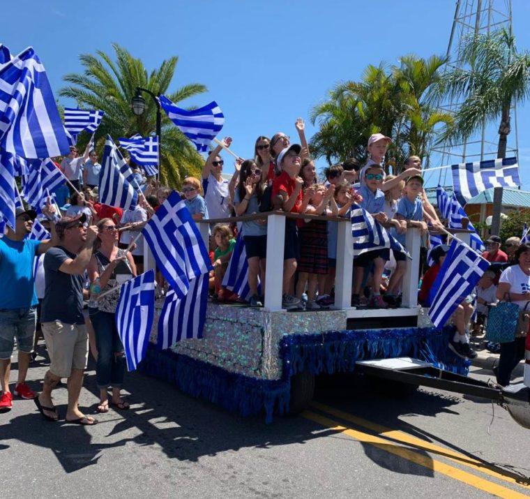 02/04/2019 Στα γαλανόλευκα ντύθηκε το Τάρπον Σπρινγκς / Ομογένεια Στα γαλανόλευκα ντύθηκε το «ελληνικό χωριό» Τάρπον Σπρινγκς την Κυριακή 31 Μαρτίου για να γιορτάσει με το δικό του μοναδικό τρόπο την