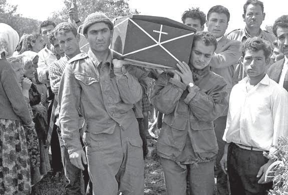 10 l Η ΚΑΘΗΜΕΡΙΝΗ ΕΠΕΤΕΙΟΣ Κυριακή 11 Αυγούστου 2019 Ο,τι συνέθεσε έπος και τραγωδία στην Τηλλυρία H δεκαήμερη κρίση του Αυγούστου του 64, με τους 57 νεκρούς και τους 160 τραυματίες Του ΑΝΤΗ ΡΟΔΙΤΗ