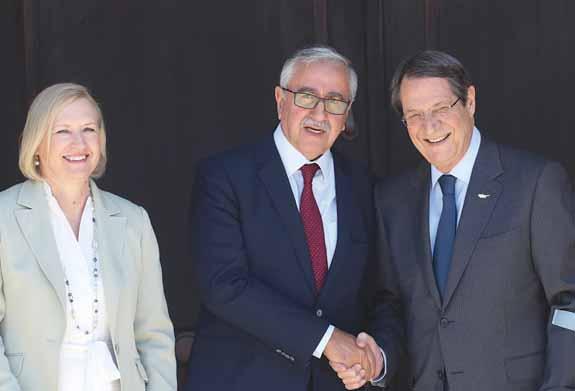 4 l Η ΚΑΘΗΜΕΡΙΝΗ ΠΟΛΙΤΙΚΗ Κυριακή 11 Αυγούστου 2019 Με χρονικό ορίζοντα την άτυπη πενταμερή Κλίμα αισιοδοξίας μετά τη συνάντηση Αγκάθια το Βαρώσι και απαιτήσεις για Φ.Α. Των ΑΝΔΡΕΑ ΠΑΡΑΣΧΟΥ και ΑΠΟΣΤΟΛΟΥ ΤΟΜΑΡΑ Στις ρότες δύο χρονοδιαγραμμάτων έχει τεθεί από την περασμένη Παρασκευή 9η Αυγούστου 2019 το Κυπριακό, όπως το ξέρουμε τα τελευταία 45 χρόνια.