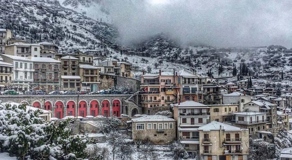 Με ενδιάμεση στάση, φτάνουμε στους Δελφούς, όπου θα επισκεφθούμε το μουσείο με τους αρχαίους θησαυρούς που έχουν βρεθεί στην περιοχή, η οποία έχει χαρακτηριστεί ως Ο Ομφαλός της γης (έξοδα ατομικά).