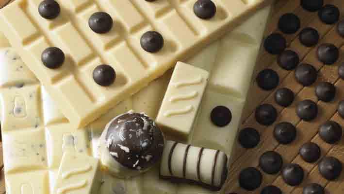 Σοκολάτες Τα γλυκά και οι σοκολάτες αποτελούν για όλους μια γλυκιά πρόκληση, αφού μαζί με την απόλαυση και τη γλυκιά γεύση τους δίνουν και υψηλό ποσό θερμίδων, από ζάχαρη και λίπος.