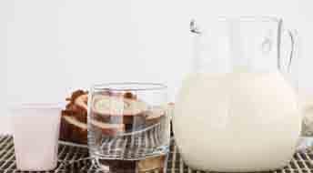 Το γάλα στη διατροφή του Διαβήτη Το γάλα, όπως και το γιαούρτι, είναι ένα πολύ χρήσιμο διατροφικό στοιχείο, που πρέπει να υπάρχει καθημερινά ή σχεδόν καθημερινά στη διατροφή του ατόμου με διαβήτη.