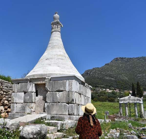 «ἱερήτευσαν» στο ίδιο ιερό. Το όνομα Mαντικράτης απαντά και στην επιγραφή του 3ου αι. π.χ., αρ. ευρ.