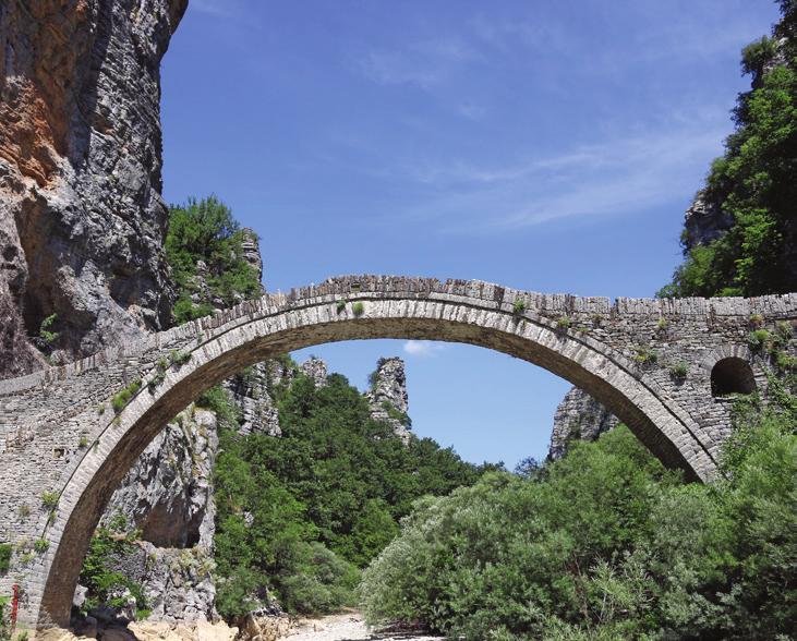 Θα θαυμάσουμε και εδώ τα περίφημα αρχοντικά χτισμένα από τεχνίτες της πέτρας και θα έχουμε ελεύθερο χρόνο για να περπατήσουμε και να απολαύσουμε τον καφέ μας. Συνεχίζουμε για το Μονοδένδρι (φωτ. ).