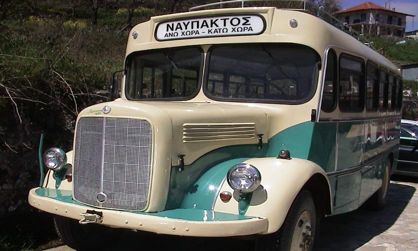 κόκκορας κρασάτος με χοντρό μακαρόνι και τριμμένη φέτα, επίσης όλα αυτά... από τα χέρια της κυρίας Σούλας!