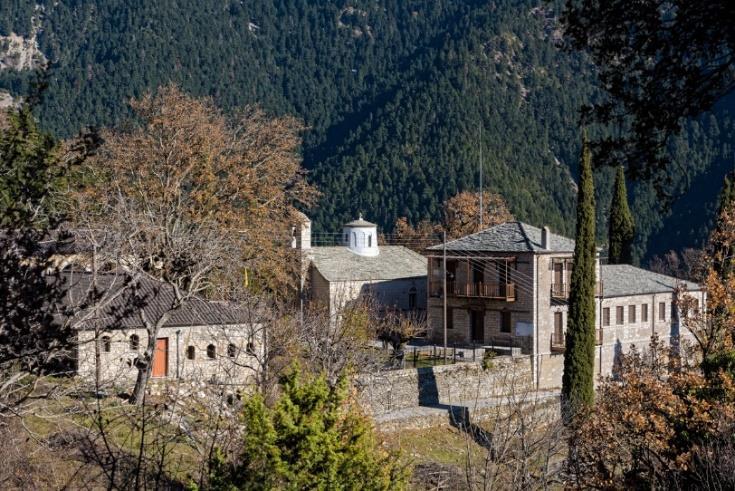 λιώθηκε ο ναός, ενώ το 1469 δημιουργήθηκαν οι πρώτοι μοναστικοί πυρήνες.