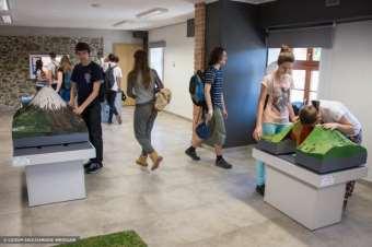 Εικ.12 Μαθητές επισκέπτονται ειδικά επιστημονικά κέντρα με αντικείμενο την