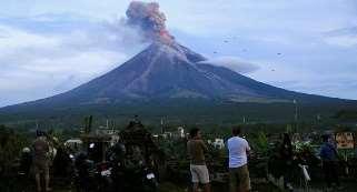 Εικ.3: Τον Ιανουάριο του 2018, περισσότεροι από 80.000 πολίτες των Φιλιππίνων αναγκάστηκαν να εγκαταλείψουν τα σπίτια τους λόγω της απειλής έκρηξης του ηφαιστείου Μαγιόν Εικ.