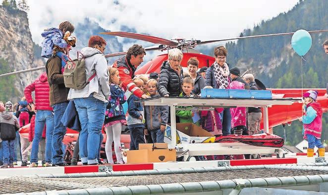 Das Team der Rettung informierte über ihre Tätigkeit, zeigten ihre Fahrzeuge und ihre Ausrüstung und begeisterten Gross und Klein.