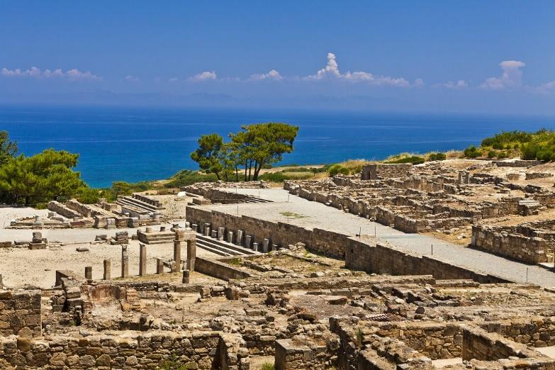 Από αυτές τις φυσικές πηγές αναβλύζει νερό, το οποίο ενώνεται σε ένα μικρό ποτάμι που κυλάει ανάμεσα σε πεύκα και πλατάνια. Το νερό καταλήγει σε λίμνη, όπου επιτρέπεται το κολύμπι.