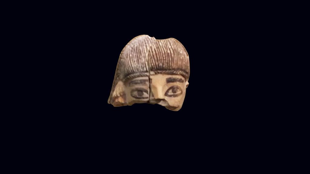 Κεφαλή πήλινου κυπριακού ειδωλίου. 640-600 π.χ. Τα δύο τμήματα της κεφαλής βρέθηκαν στην Κάμιρο, στον αποθέτη του ιερού της Αθηνάς. Το δεξιό τμήμα ήρθε στο φως στις ανασκαφές του 19ου αι. π.χ. και σήμερα βρίσκεται στο Βρετανικό Μουσείο.