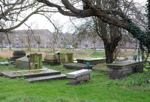 Το κοιμητήριο έχει χωριστεί σε διάφορες περιοχές και κήπους ανάλογα με την περίοδο και είναι άμεσα συνδεδεμένο με τον ποταμό Amstel και δίνεται ιδιαίτερη σημασία στην σχέση του με
