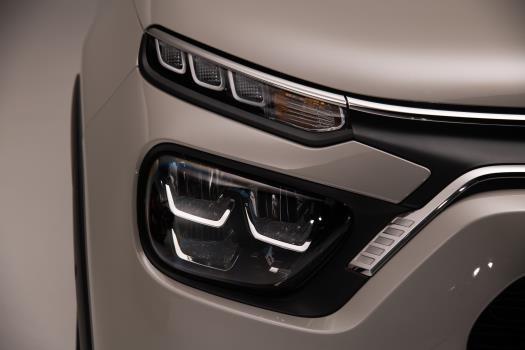 ΕΜΠΡΟΣΘΙΟ ΜΕΡΟΣ ΝΕΑΣ ΓΕΝΙΑΣ Με τη νέα σχεδιαστική προσέγγιση του μπροστινού μέρους του Νέου Citroën C3 σηματοδοτείται η αλλαγή στην αισθητική, στο σύνολο της γκάμας της Γαλλικής εταιρείας.