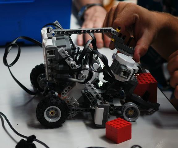 Πλεονεκτήματα της Εκπαιδευτικής Ρομποτικής Η εκπαιδευτική ρομποτική συνδυάζει τη μάθηση με το παιχνίδι και μετατρέπει την εκπαίδευση σε μία ευχάριστη, διασκεδαστική και