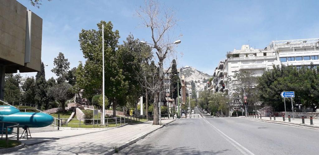 Εικόνα 1: Οδοί Ρηγίλης, Πλουτάρχου, και στο βάθος ο Λυκαβηττός στην άδεια Αθήνα κάποιας πάλαι ποτέ ώρας αιχμής Πηγή: Φωτογραφία από Λ. Λεοντίδου.