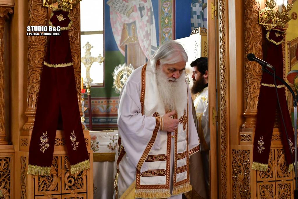 Μετά το πέρας της λειτουργίας οι εφημέριοι του ναού της Αγίας Ειρήνης,π. Δημοσθένης και π.