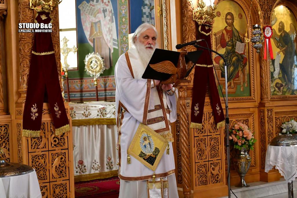 Η Αγία Μεγαλομάρτυς Ειρήνη άθλησε κατά τον 4ο αιώνα μ.χ. Ήταν θυγατέρα του Λικινίου, που ήταν βασιλιάς κάποιου μικρού βασιλείου, και της Λικινίας.