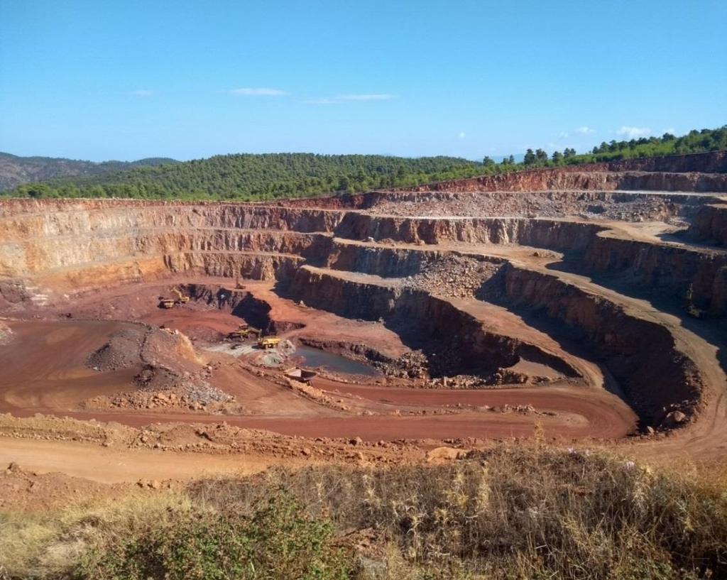 Εικόνα 3.2β: Aπεικόνιση μεταλλείου Τσούκκας (TS) (Φωτογραφία Βαζούκης 2019). [Figure 3.2b: Image showing Tsoukka(TS) open-pit mine (Image Vazoukis 2019)]. 2.1.3 Μορφή εμφάνισης του μεταλλευματος στο μεταλλείο Κωπαϊδα (KP) 2.