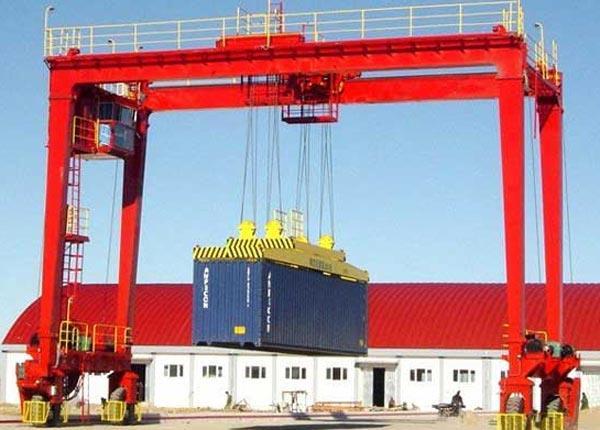 1. Rubber Tired Gantry Crane (RTG) τα οποία κινούνται πάνω σε ρόδες από καουτσούκ και έχουν δυνατότητα να σηκώσουν από 20 έως 65 τόνους, μήκος 22 με 28 μέτρα, ταχύτητα ανύψωσης 20-30μέτρα/λεπτό και