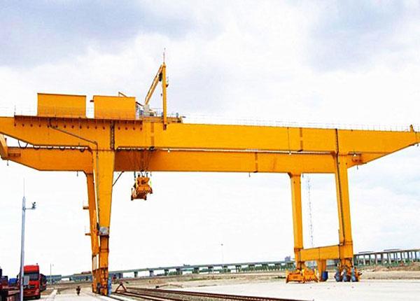 Εικόνα 6: Rubber tired Gantry Crane (source:http://ellsengantrycranes.com/rubber-tyred-gantry-crane/ 15/09/2018) 2.