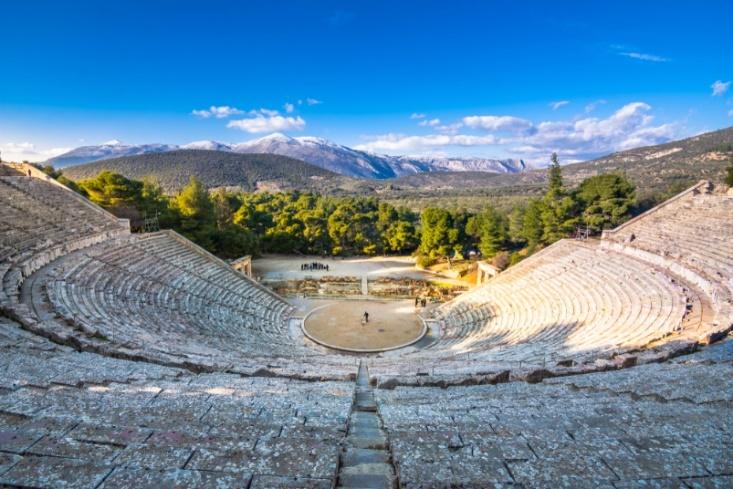 χτισμένη στον όρμο του Ναβαρίνου μοιάζει με νησιώτικη πόλη. Συνεχίζουμε για την Αρχαία Ολυμπία.