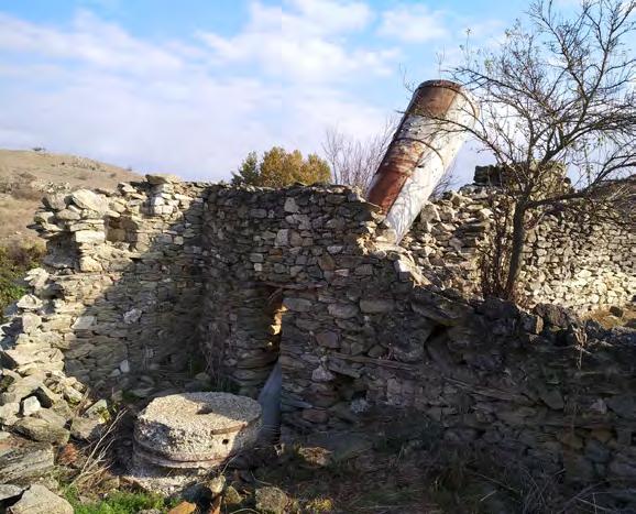 Πρέπει να αναφέρουμε ότι κάτω από ένα μεγάλο παράθυρο, στον χώρο των εργαστηρίων, υπάρχει από κάτω του ένα «μάτι ζοργιό 20» (έξοδος του νερού από τον μύλο προς το ποτάμι).