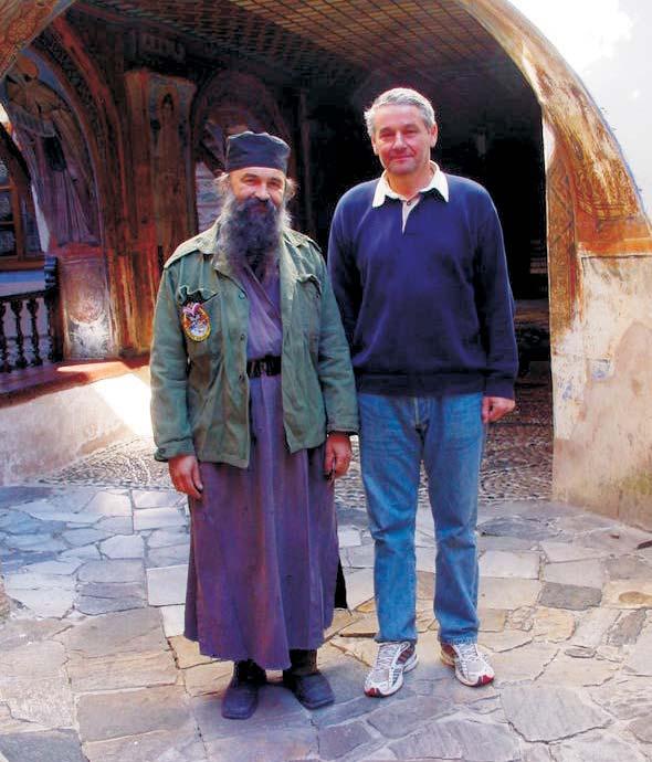 Ακόμα μια φωτογραφία με τον Valery Korzun μοναχός από το Άγιον Όρος. Άρχισε από τότε μία πολύ ξεχωριστή φιλία μεταξύ τους. Κάθε μέρα, όταν περνούσε πάνω από την Ελλάδα, καλούσε τον π.
