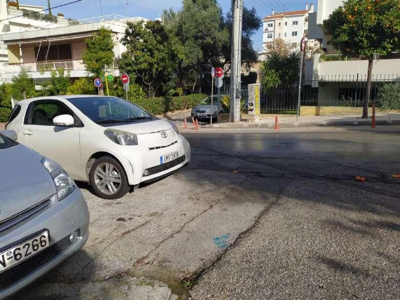 Εικόνα 21 Στάση S35 4.2.2. Εξάρτηση από το Εθνικό Δίκτυο Αναφοράς Τα τριγωνομετρικά σημεία της Γεωγραφικής Υπηρεσίας Στρατού (Γ.Υ.Σ.) μπορούνε να αποτελέσουνε τον βασικό τρόπο εξάρτησης των μετρήσεων στο εθνικό δίκτυο αναφοράς (ΕΓΣΑ 87).