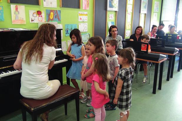 Τα παιδιά ενθαρρύνονται να παίξουν κομμάτια ρεπερτορίου και να νιώσουν την ευχαρίστηση της μουσικής