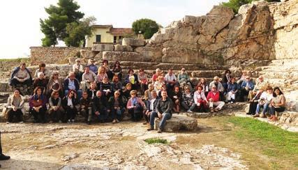 Εκ μέρους των εκδρομέων, μελών και φίλων της Ενώσεως, η αρχηγός της εκδρομής κ. Βασιλεία Ζαχαράκη, ο αντιπρόεδρος κ. Κοσμάς Χατόγλου, ο γεν. γραμματέας κ.