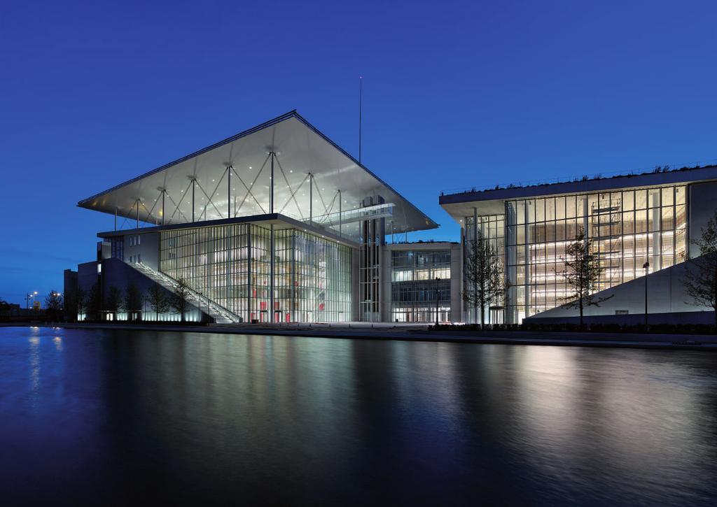 Το κέντρο πολιτισμού του Ιδρύματος Σταύρος Νιάρχος, σχεδιασμένο από το Renzo Piano, διαθέτει εκτεταμένα υαλοστάσια, που προσδίδουν στο κτίριο ελαφρότητα και εξαιρετική αισθητική. Yiorgis Yerolympos.