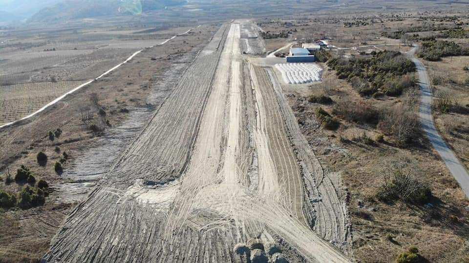 Πριν από 45 χρόνια (το 1975) μια παρέα ανεμοπόρων που είχαν εκπαιδευτεί στην Τρίπολη την δεκαετία του 50, έβαλαν σαν στόχο να αποκτήσουν ένα τοπικό αεροδρόμιο, για πτήση ανεμοπτέρων.