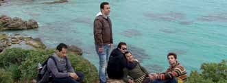border further north. Ο Ελβετο-Ιρανός σκηνοθέτης αναζητά τα ίχνη του εξαδέρφου του στην Αθήνα, και μαζί του μοιραζόμαστε επί έναν χρόνο την καθημερινότητα επτά μεταναστών χωρίς χαρτιά.