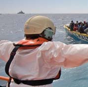 Μια ευκαιρία και μια πρόκληση Μείωση της παράνομης μετανάστευσης 10 Σκάφος της ισπανικής ακτοφυλακής εντοπίζει αλιευτικό με μετανάστες κοντά στις Κανάριες Νήσους.