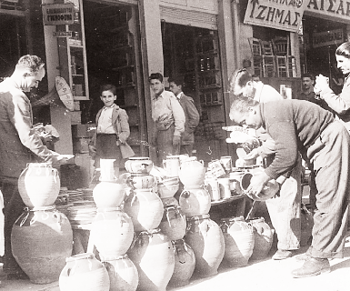 νεται μέσα στο χρόνο, η μορφή ό- μως και η λειτουργία τους εκμηδενίζουν αυτή τη χρονική απόσταση. Eμπόριο Eνα μεγάλο κομμάτι της μελέτης της κεραμικής τέχνης καταλαμβάνει το εμπόριο.