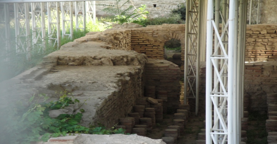 φαρμακευτικά βότανα και δίδασκε τη χρήση τους. Κοντά του ο Ασκληπιός διδάχτηκε «και κατέστη μέγας Ιατρός, θεραπειών πάσας τας νόσους είτε δι επωδών είτε διά φαρμάκων είτε δι εγχειρήσεων».