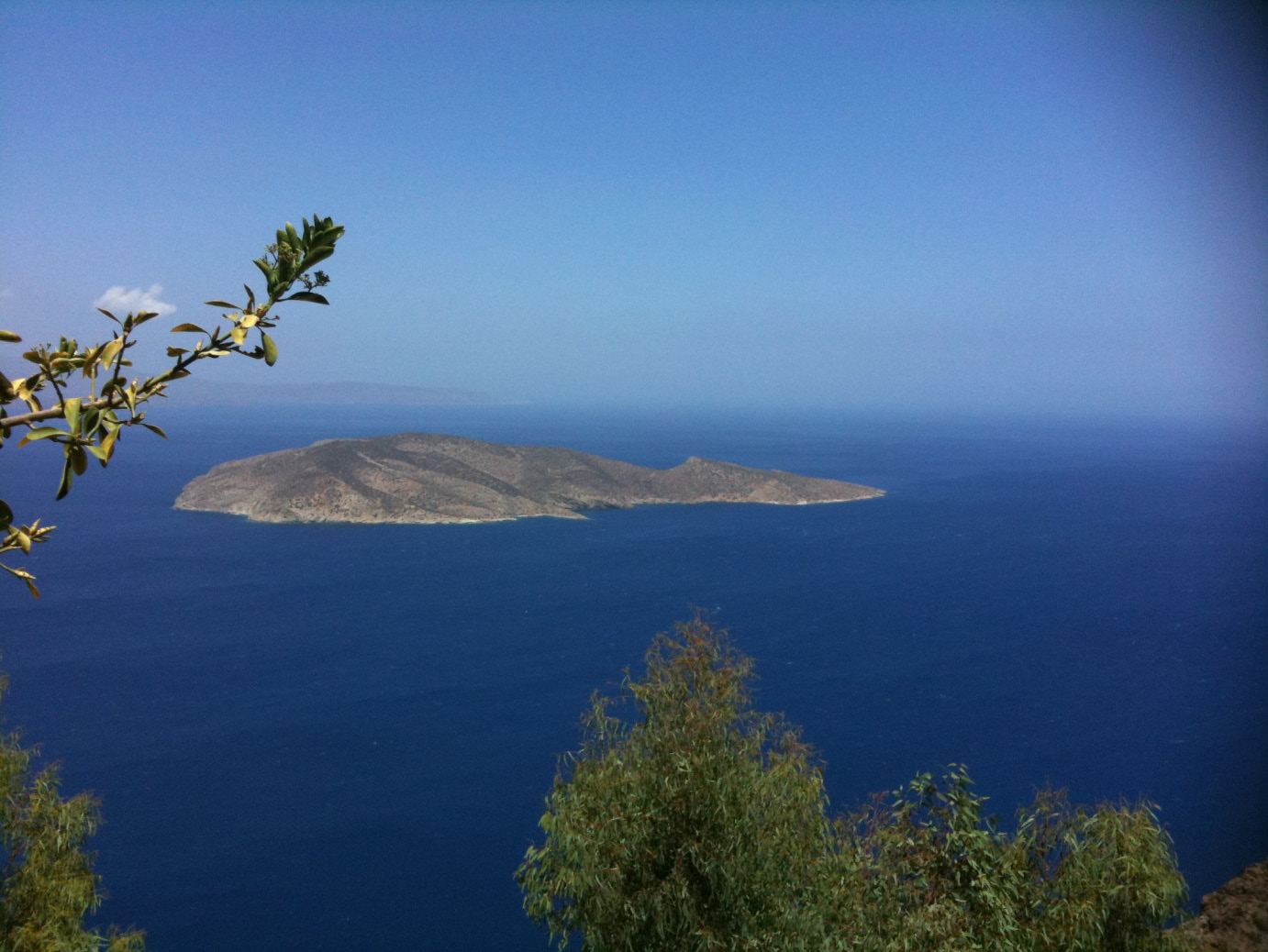 VII Στον Παράδεισο έχω σημαδέψει ένα νησί Απαράλλαχτο εσύ κι ένα σπίτι στη θάλασσα Με κρεβάτι μεγάλο και πόρτα μικρή Έχω ρίξει μες στ' άπατα μιαν ηχώ Να